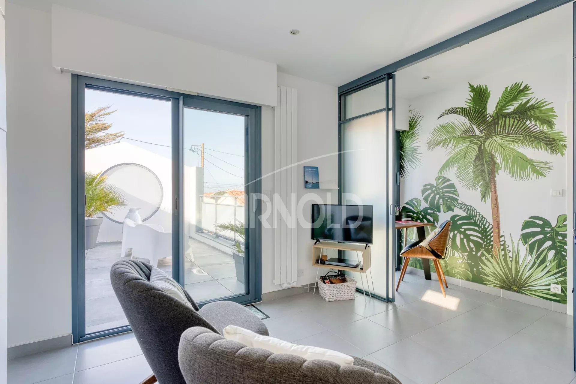 Intérieur d’une villa contemporaine Intérieur d'une villa contemporaine avec un coin salon et des plantes décoratives.