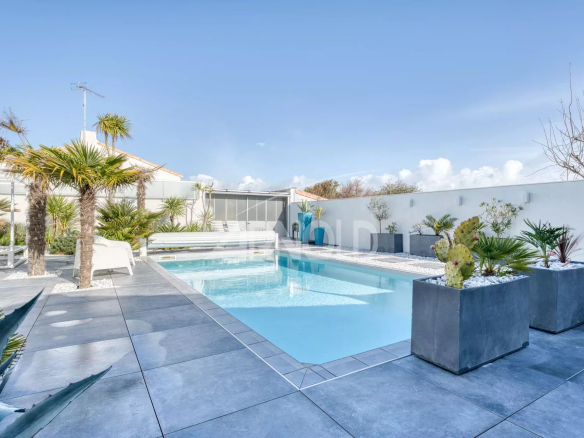Villa contemporaine avec piscine et jardin dans le quartier historique de La Chaume, Les Sables-d'Olonne.