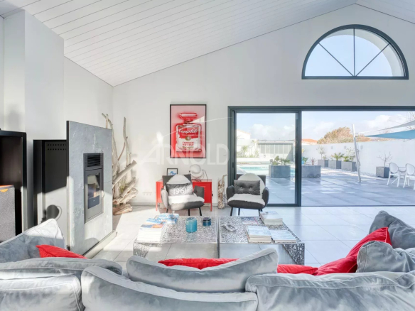 Intérieur d'une villa contemporaine avec un salon lumineux et un poêle à pellets.