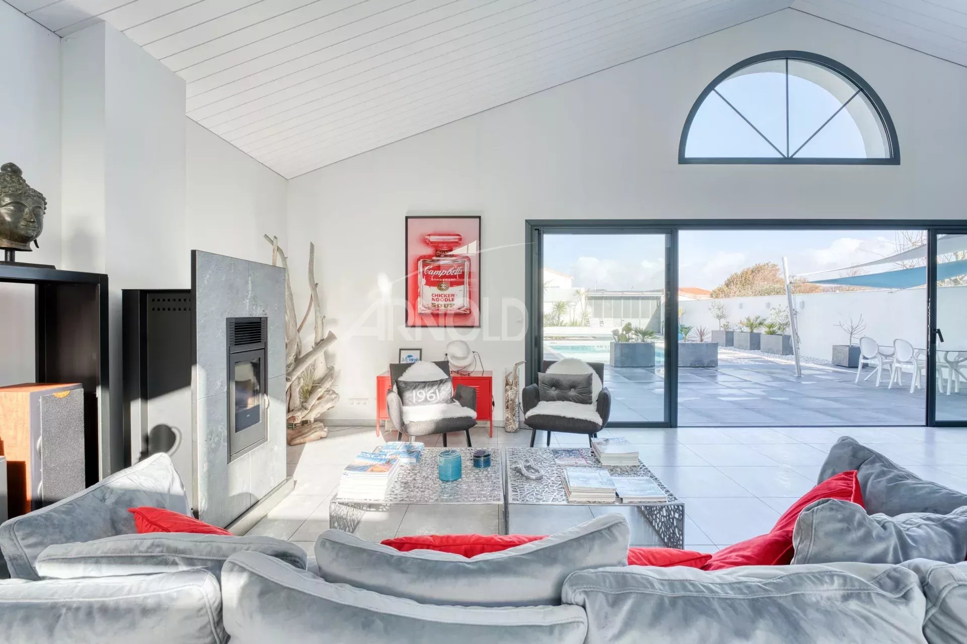 Intérieur d’une villa contemporaine Intérieur d'une villa contemporaine avec un salon lumineux et un poêle à pellets.
