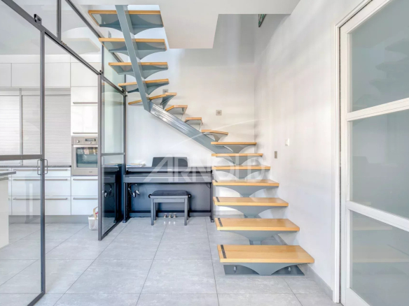 Escalier moderne en bois et métal dans une villa contemporaine à La Chaume, Les Sables-d'Olonne.