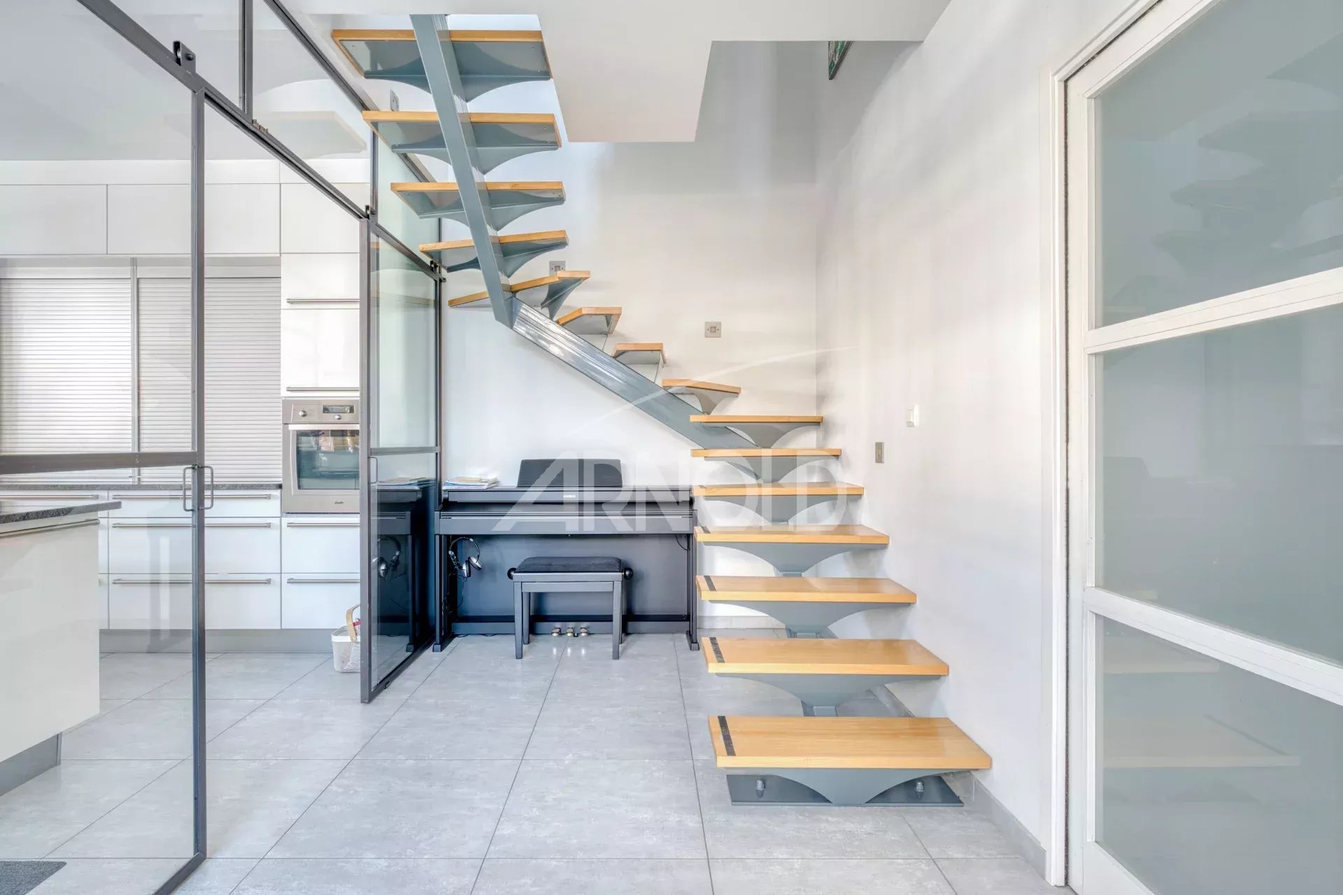 Escalier contemporain dans une villa Escalier moderne en bois et métal dans une villa contemporaine à La Chaume, Les Sables-d'Olonne.