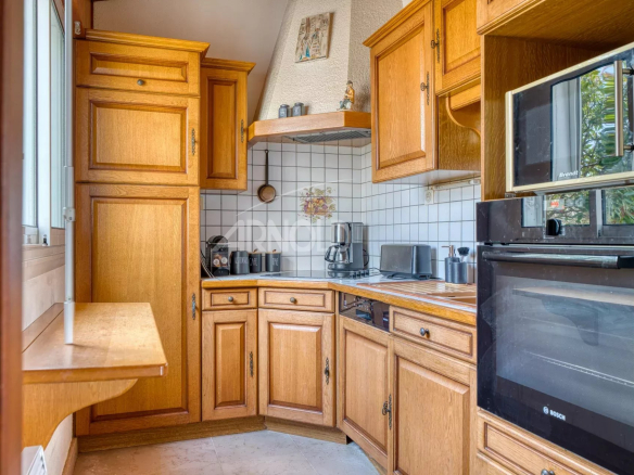 Wooden kitchen with built-in furniture and appliances in Saint-Gilles-Croix-de-Vie.