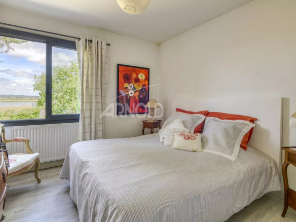 Bright room with double bed and nature view in Le Pouliguen.