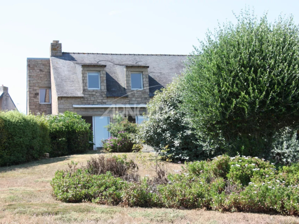 Maison en pierre avec jardin paysagé, vue sur l'océan à Arzon, Bretagne.