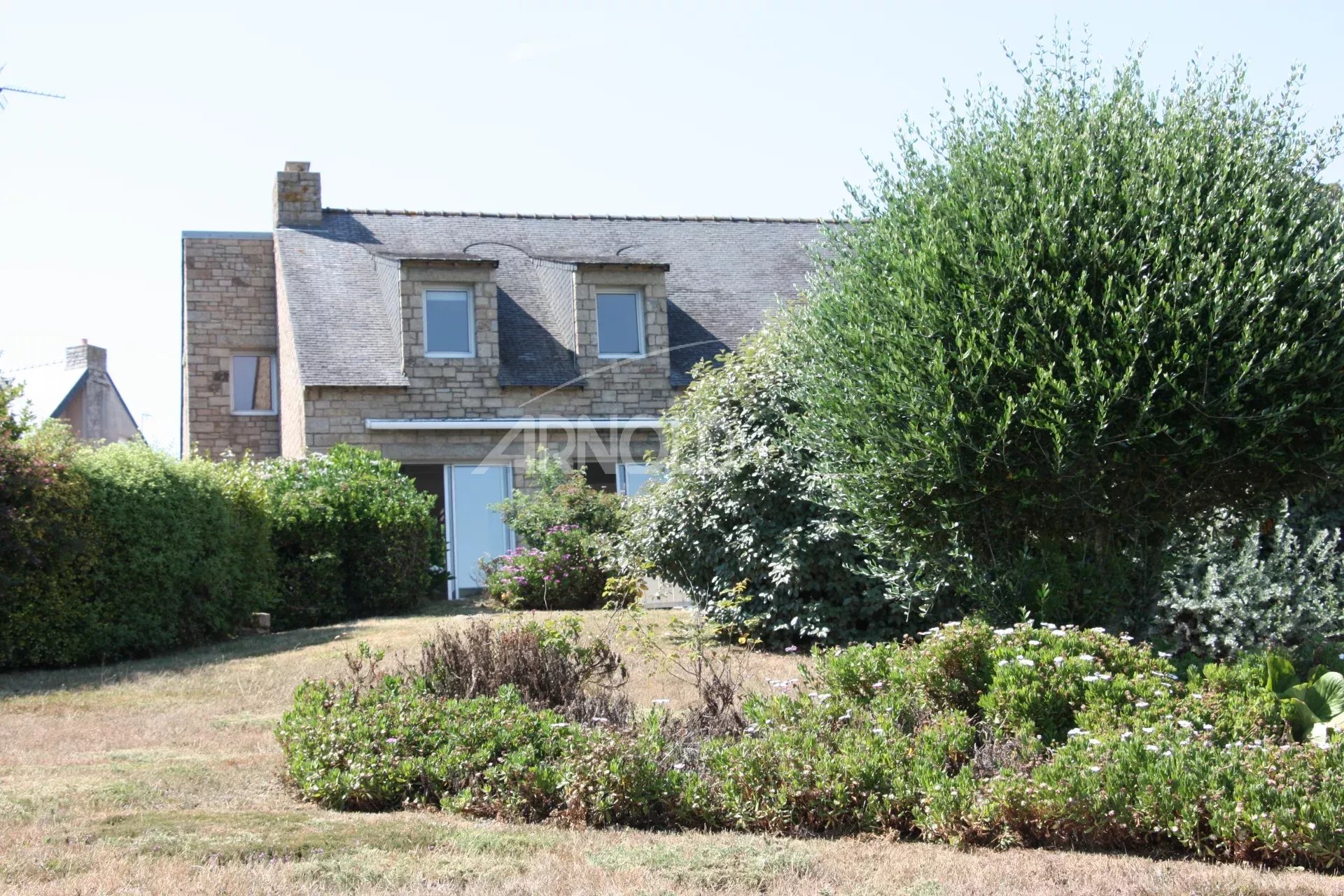 Maison à Arzon avec vue océan Maison en pierre avec jardin paysagé, vue sur l'océan à Arzon, Bretagne.