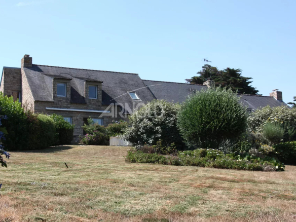 Maison en pierre avec jardin paysagé à Arzon, vue sur l'océan et le Petit Mont.