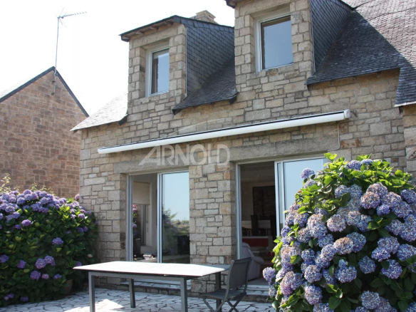 Maison en pierre avec jardin fleuri, vue sur l'océan à Port Navalo, Arzon.