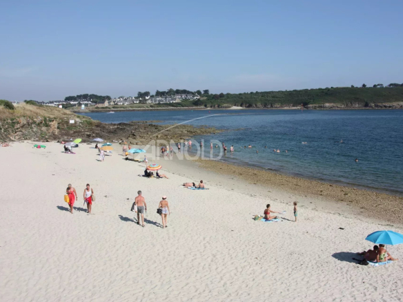 Plage de Port Navalo à Arzon avec des baigneurs et vue sur l'océan.