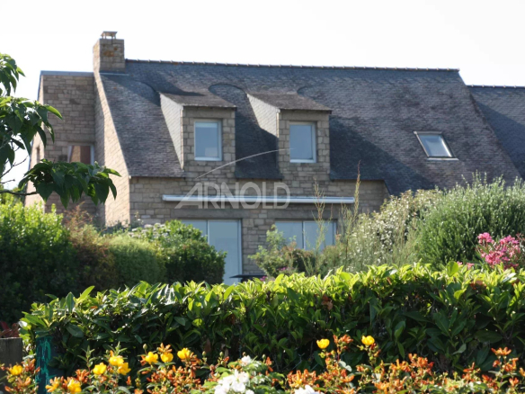 Maison en pierre avec jardin fleuri, vue sur l'océan à Arzon.