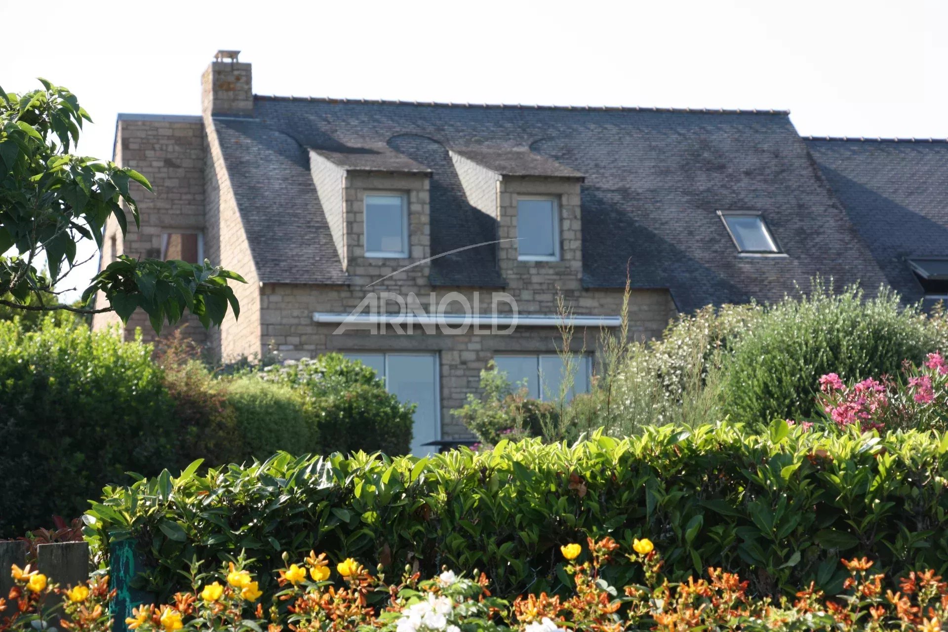 Maison à Arzon avec vue sur l’océan Maison en pierre avec jardin fleuri, vue sur l'océan à Arzon.