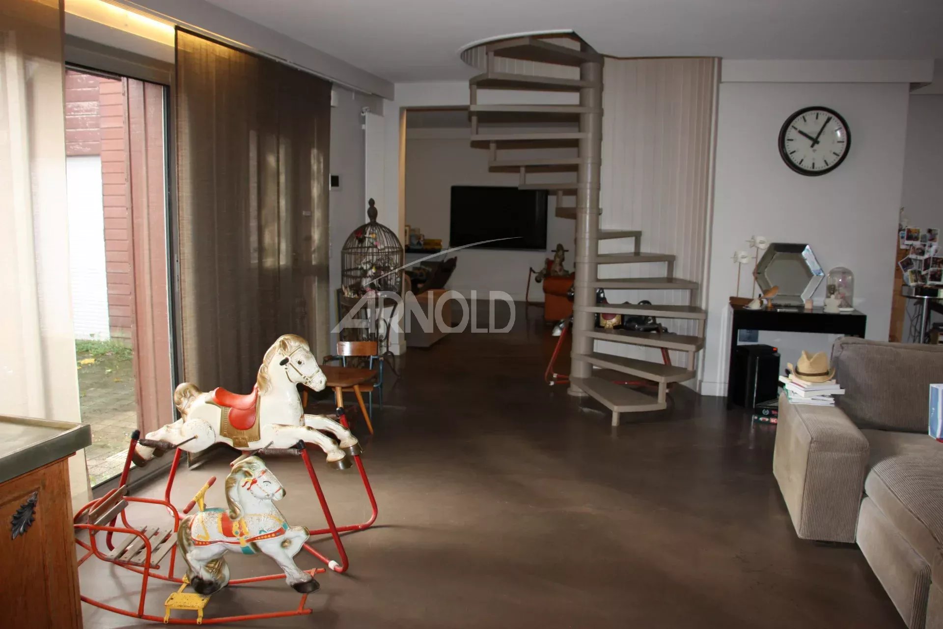 Intérieur d’une maison à Vannes Intérieur d'une maison familiale à Vannes avec un escalier moderne et des objets décoratifs.