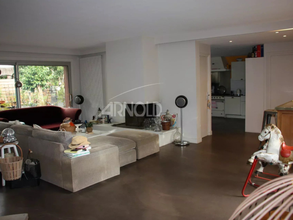 Intérieur d'une maison familiale à Vannes avec un espace salon et une cuisine ouverte.