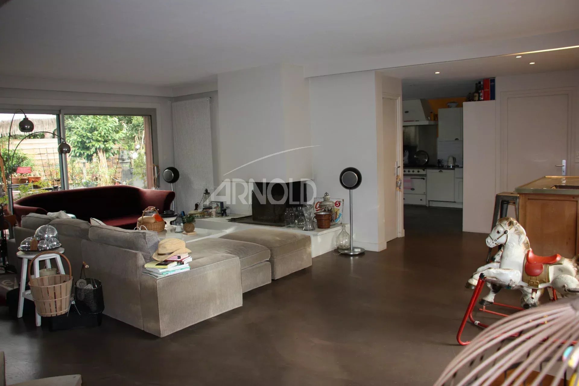 Intérieur d’une maison à Vannes Intérieur d'une maison familiale à Vannes avec un espace salon et une cuisine ouverte.