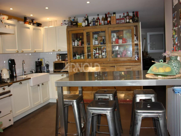 Intérieur d'une maison familiale à Vannes avec cuisine ouverte et bar en métal