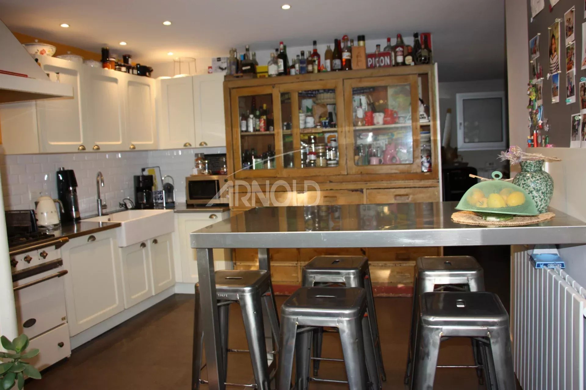 Cuisine d’une maison à Vannes Intérieur d'une maison familiale à Vannes avec cuisine ouverte et bar en métal