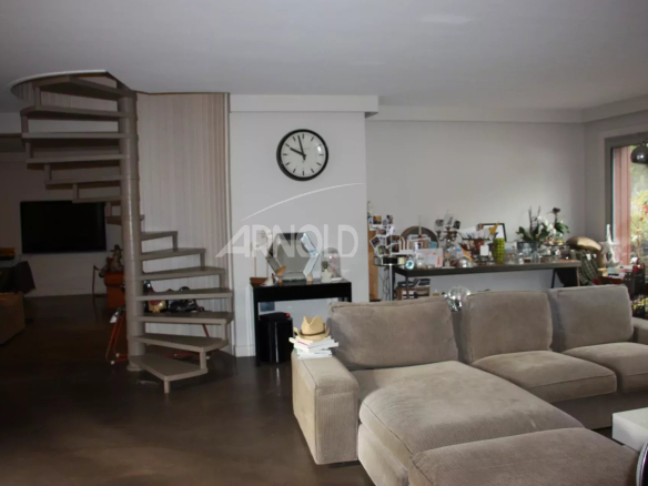 Intérieur d'une maison familiale à Vannes avec un salon spacieux et un escalier menant à l'étage.