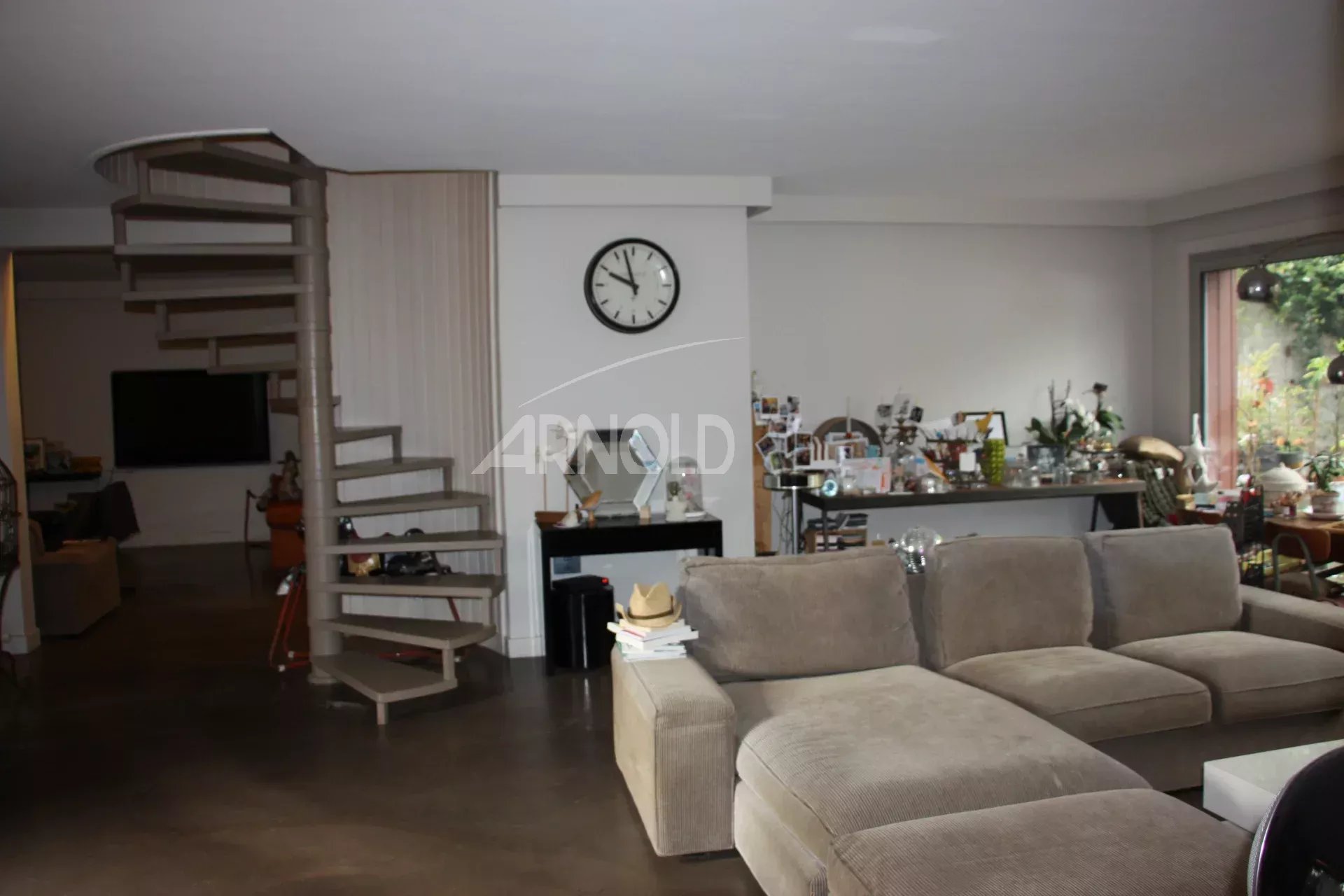 Intérieur d’une maison à Vannes Intérieur d'une maison familiale à Vannes avec un salon spacieux et un escalier menant à l'étage.