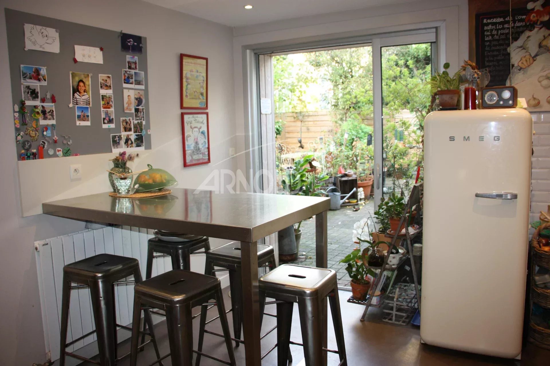 Intérieur d’une maison à Vannes Intérieur d'une maison familiale à Vannes avec cuisine ouverte et accès à un jardin.