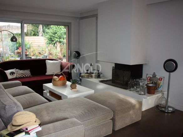Intérieur d'une maison familiale à Vannes avec un salon spacieux et une cheminée.