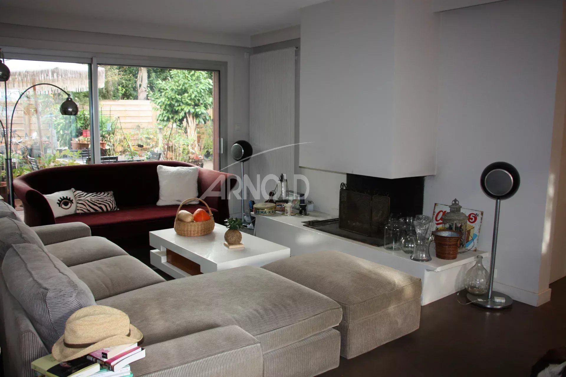 Salon d’une maison familiale à Vannes Intérieur d'une maison familiale à Vannes avec un salon spacieux et une cheminée.