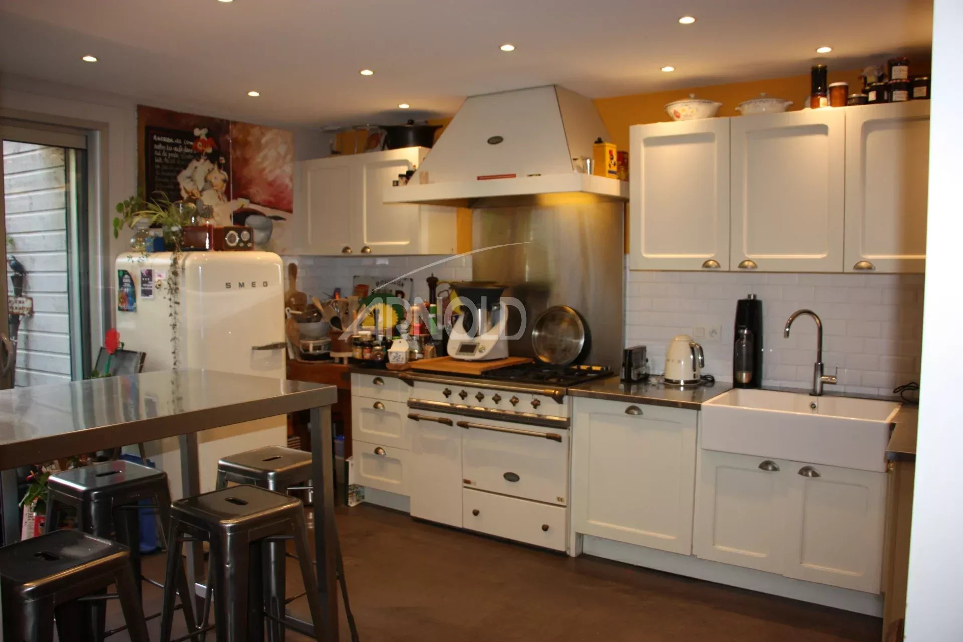 Cuisine d’une maison familiale à Vannes Cuisine moderne avec îlot central et équipements complets dans une maison familiale.