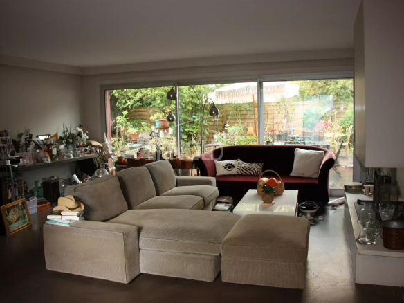 Intérieur d'une maison familiale à Vannes avec un salon spacieux et lumineux.