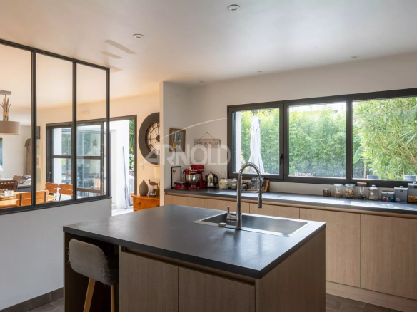 Intérieur d'une maison contemporaine avec cuisine moderne et vue sur le jardin