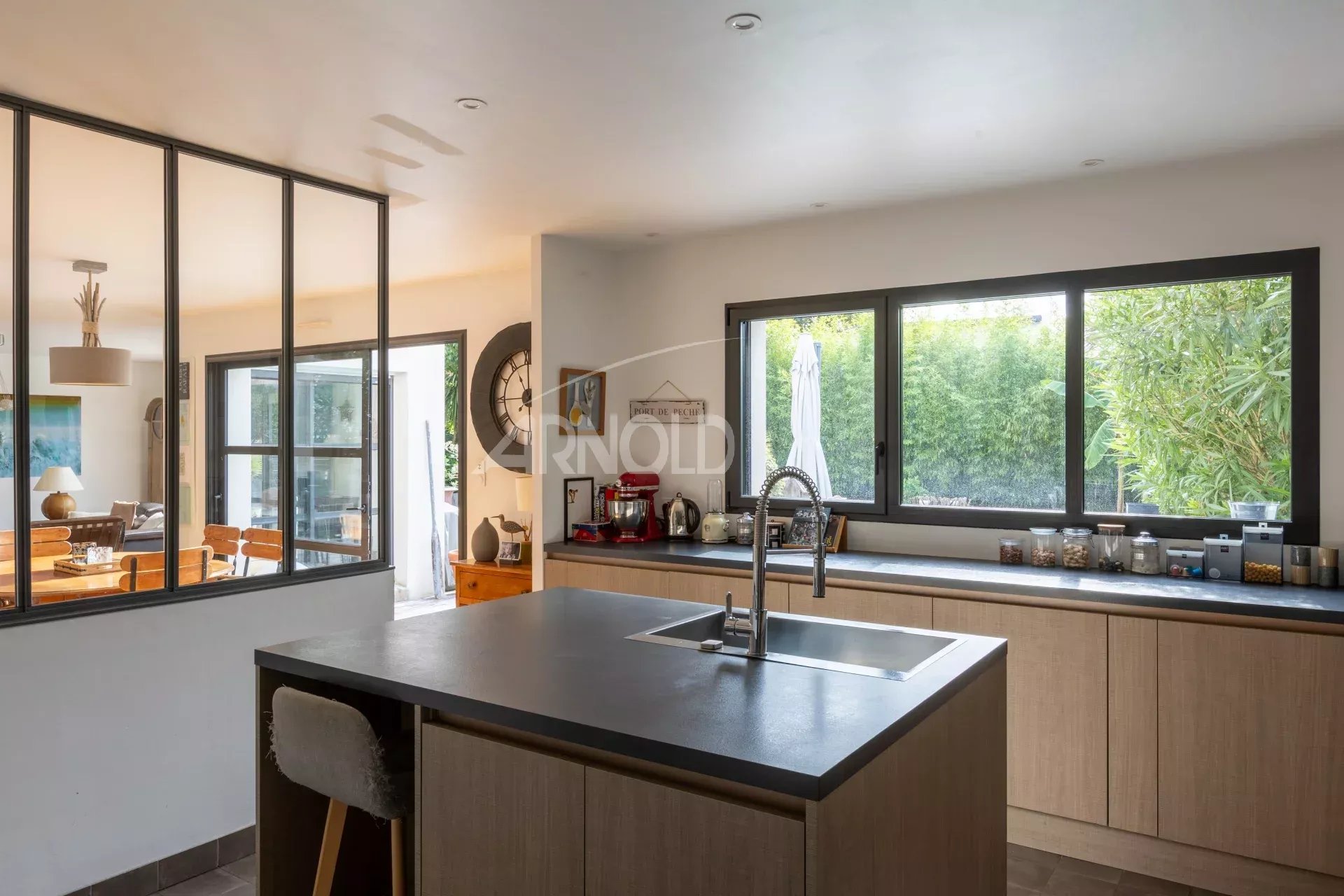 Intérieur d'une maison contemporaine avec cuisine moderne et vue sur le jardin
