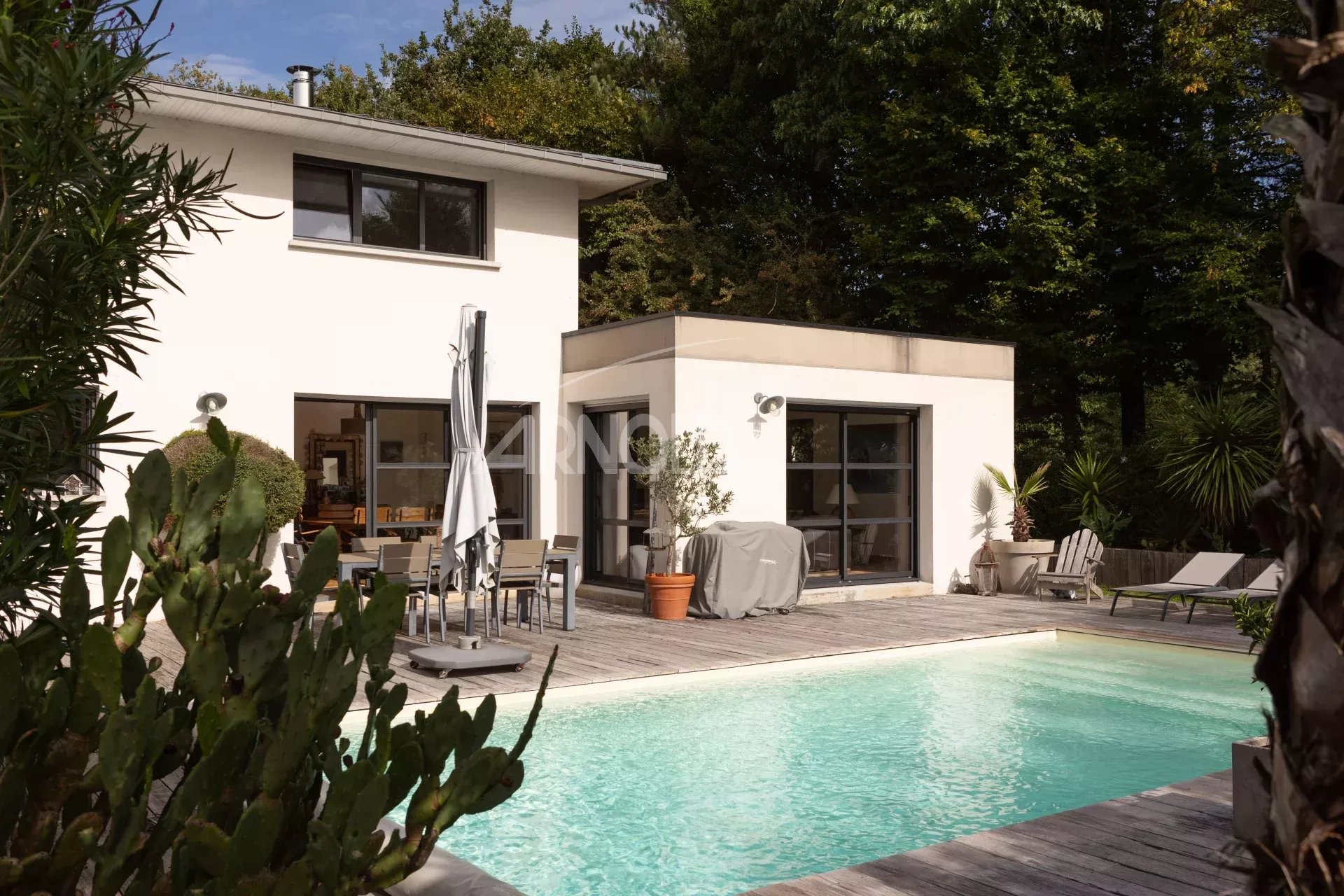 Maison contemporaine avec piscine chauffée dans un environnement verdoyant à Ploeren, près de Vannes.