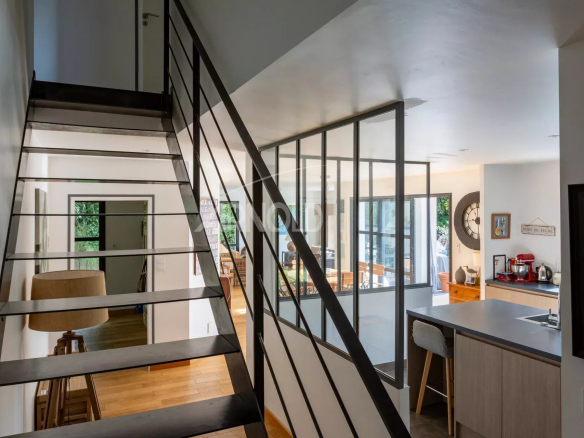 Intérieur d'une maison contemporaine avec escalier et cuisine ouverte