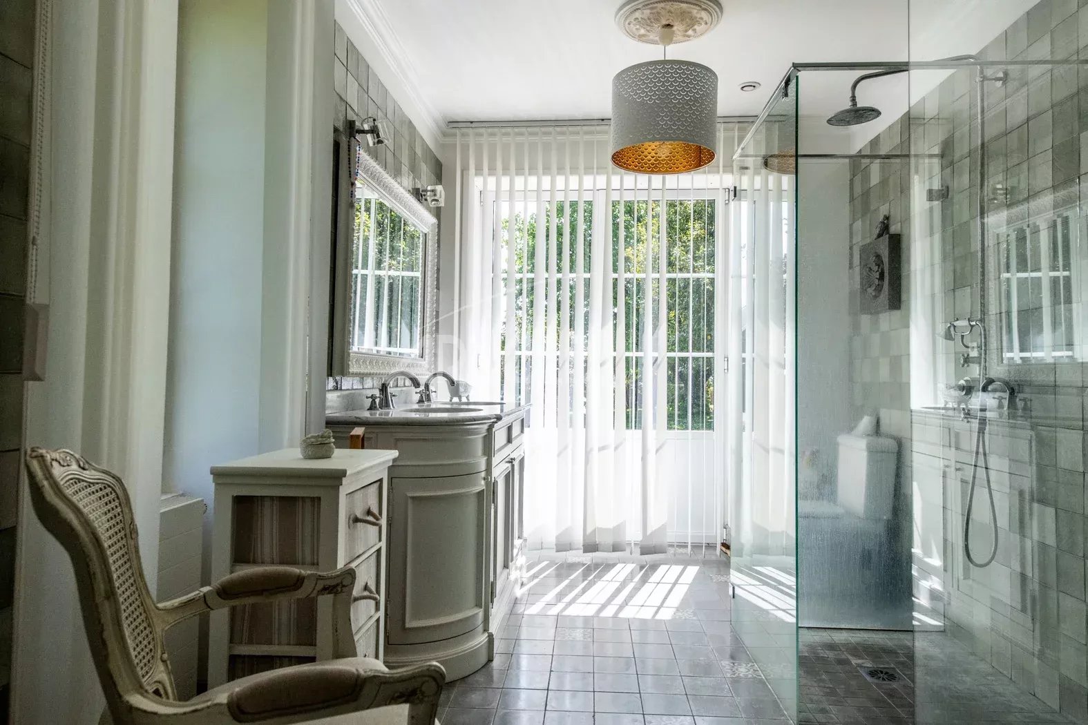 Salle de bain rénovée Salle de bain lumineuse avec douche vitrée et meuble lavabo élégant.