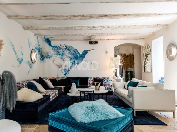 Intérieur d'une propriété de charme avec un salon décoré d'un oiseau peint sur le mur.