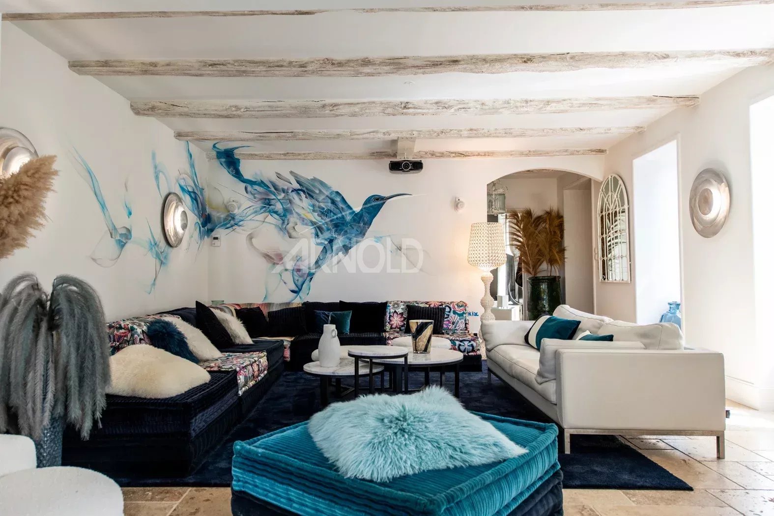 Salon d’une propriété de charme à Vannes Intérieur d'une propriété de charme avec un salon décoré d'un oiseau peint sur le mur.