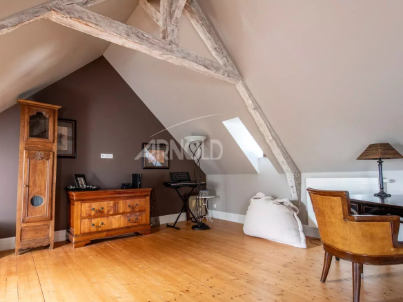 Intérieur d'une propriété de caractère avec poutres apparentes et mobilier vintage.