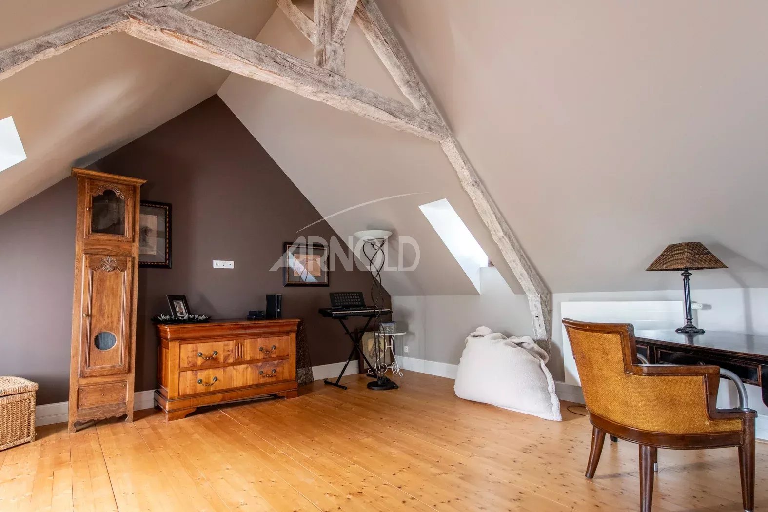 Intérieur d’une propriété à Saint-Avé Intérieur d'une propriété de caractère avec poutres apparentes et mobilier vintage.