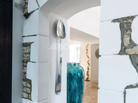 Intérieur d'une propriété de charme avec un arc en pierre et une sculpture décorative