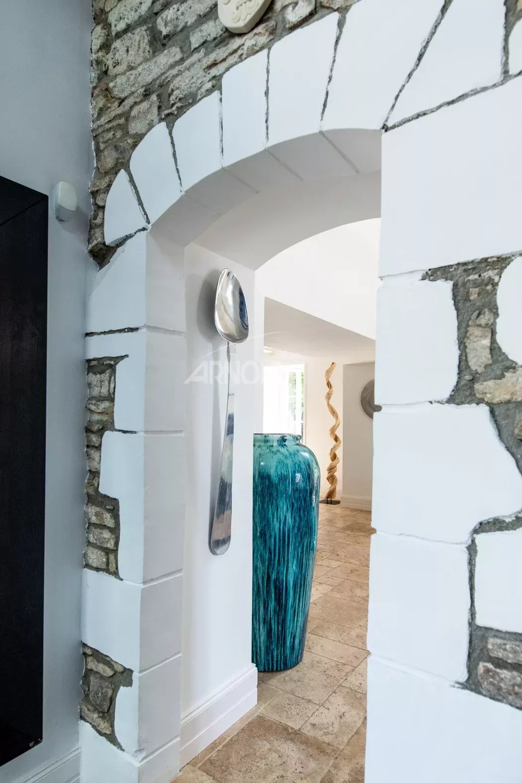 Intérieur d’une propriété près de Vannes Intérieur d'une propriété de charme avec un arc en pierre et une sculpture décorative