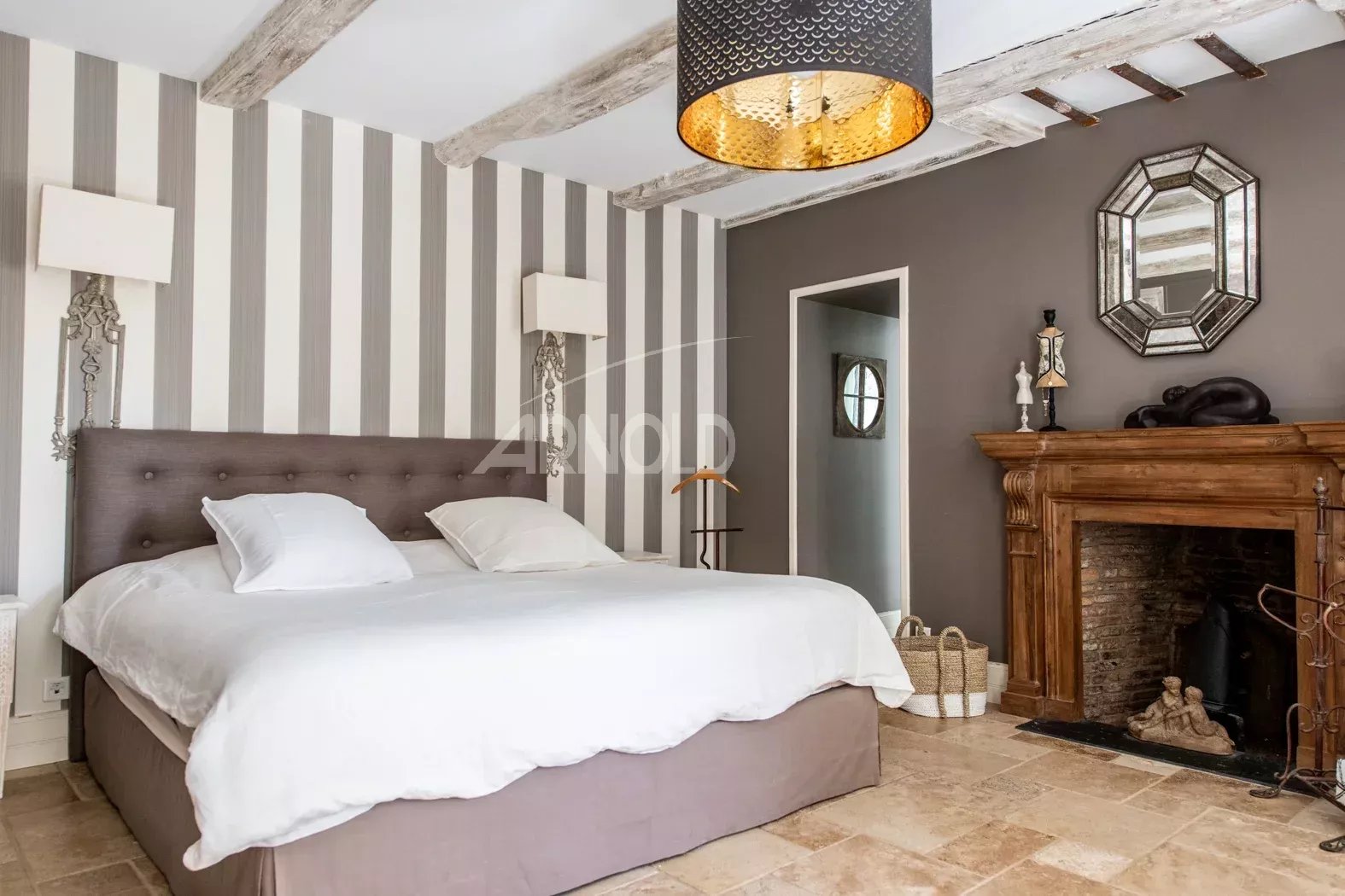 Chambre élégante avec cheminée Chambre d'une propriété de charme avec cheminée et décoration élégante.