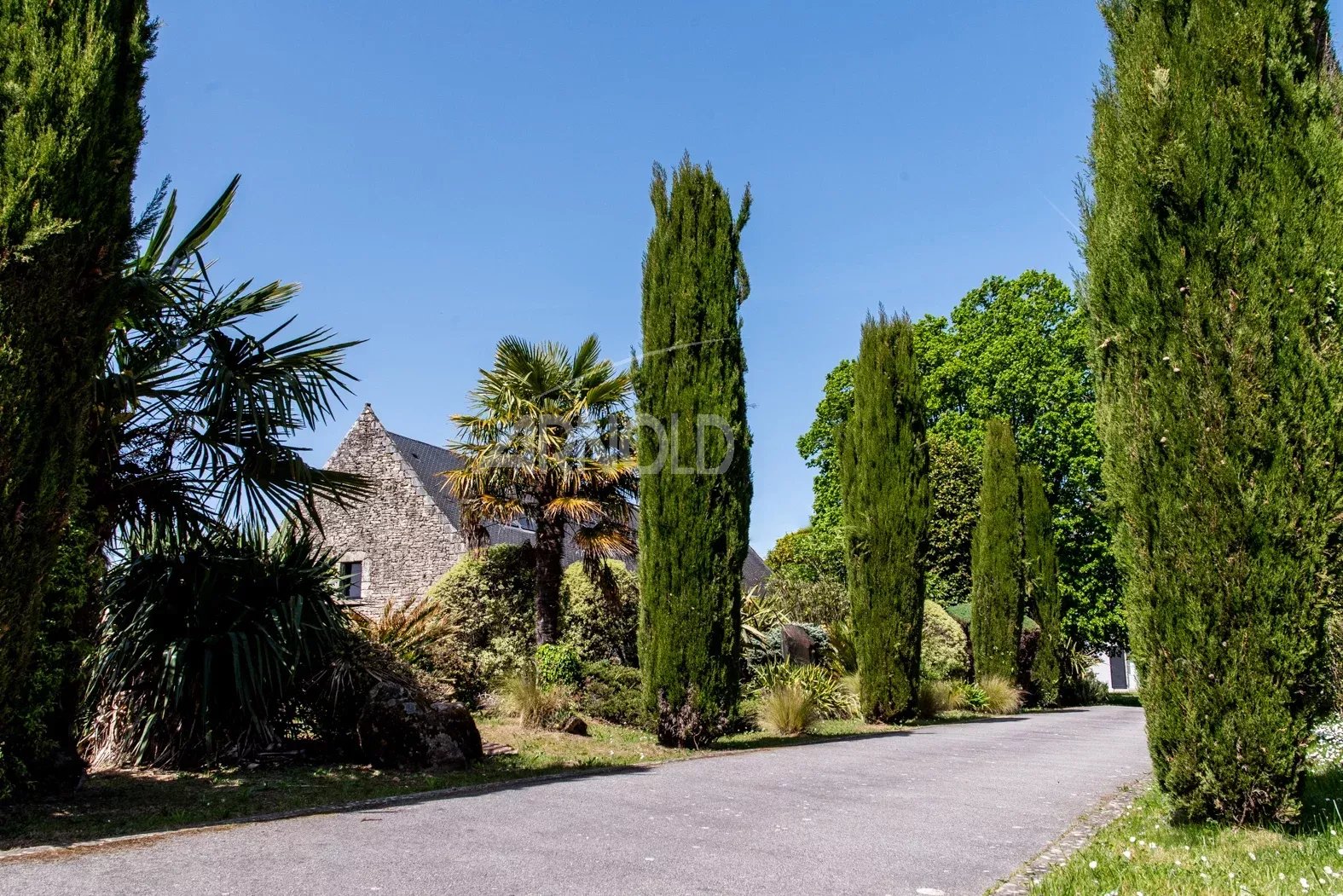 Propriété de charme à Saint-Avé Entrée d'une propriété bordée d'arbres et de plantes, à proximité de Vannes.
