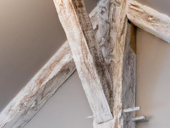 Poutres en bois rénovées dans une propriété de charme près de Vannes