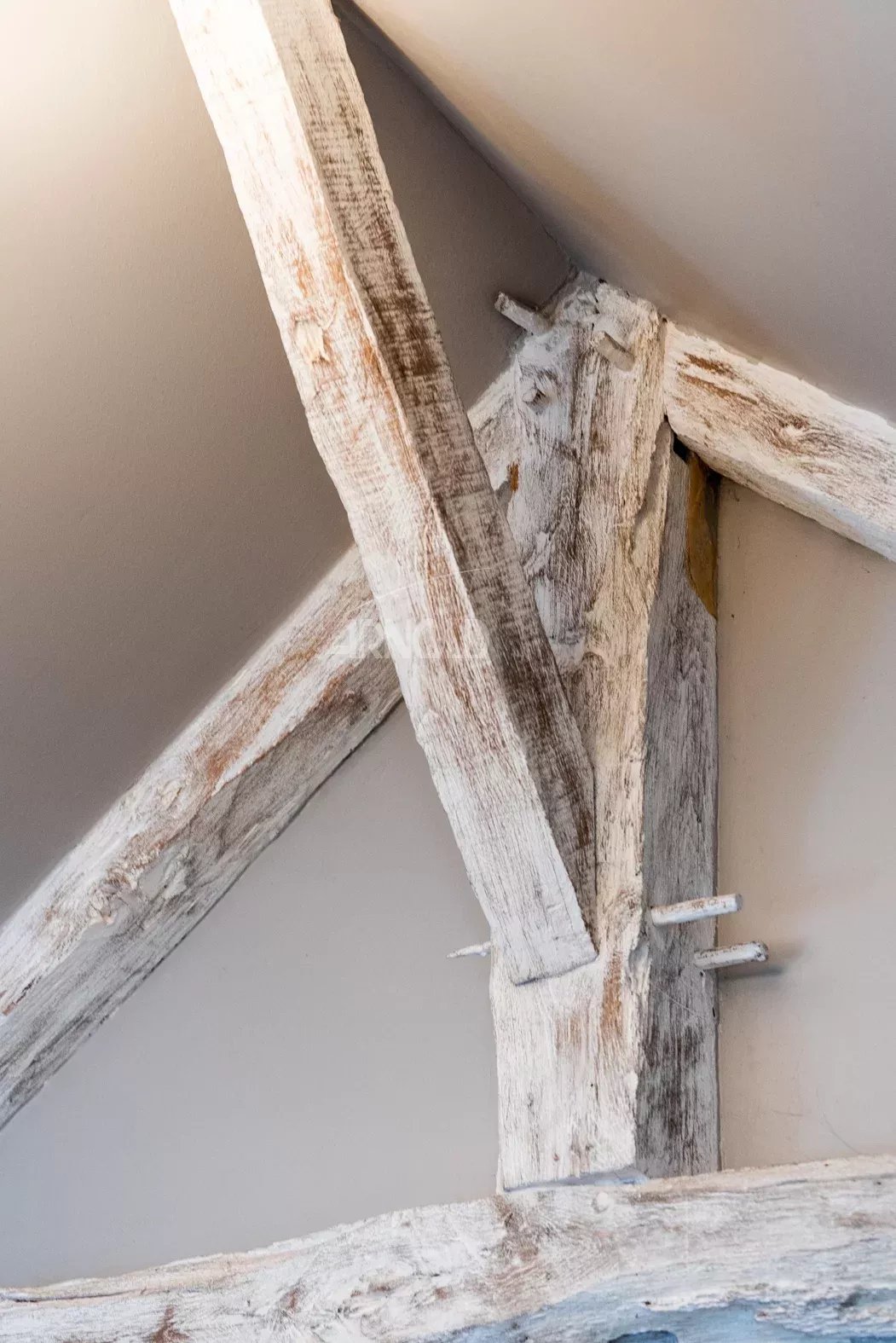 Détails architecturaux en bois Poutres en bois rénovées dans une propriété de charme près de Vannes