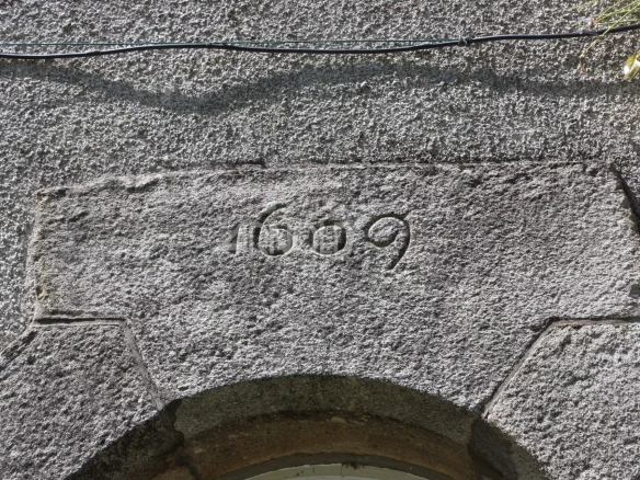Inscription en pierre portant l'année 1609 sur un mur de la demeure à Rochefort-en-Terre.