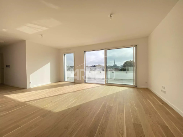 Top floor T5 apartment – ​​Quai de Versailles,