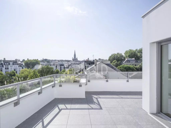T5 top floor apartment – ​​quai de Versailles,
