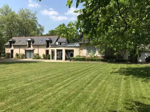 Propriété aux portes de Rennes Maison 250 m2 + dépendances sur un terrain d’environ 3000 m2 (Cesson-Sévigné).