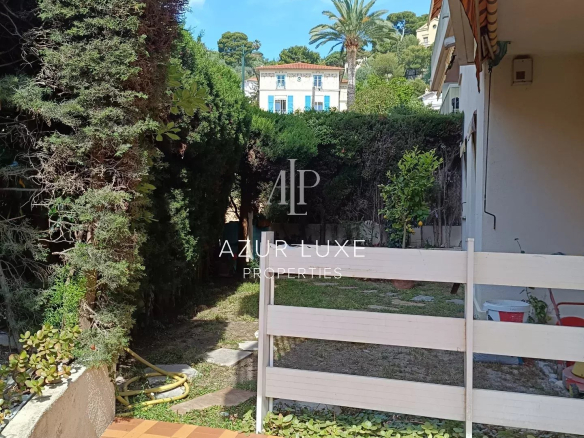 RARE   Rez de jardin avec un bel extérieur au coeur du centre ville