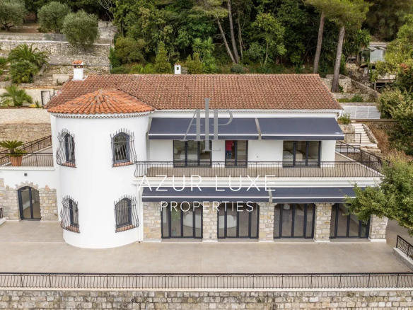 Magnificent 8-room villa of 394m² completely renovated in the Mont Leuze area – Swimming pool – parking