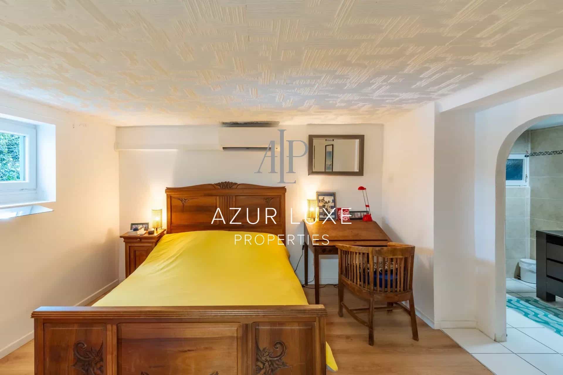 Room in Villa Mireille in Nice Room with wooden bed and desk in a house in Nice.