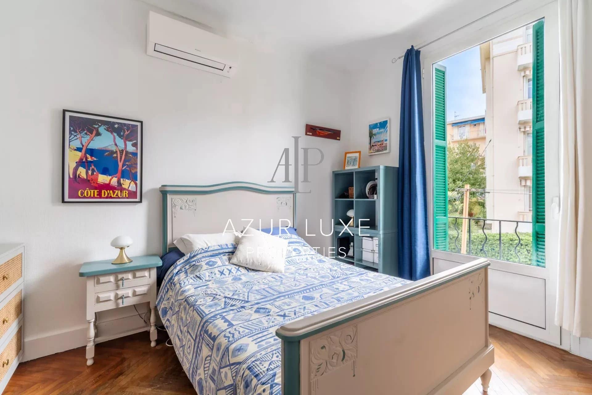 Room in Villa Mireille in Nice Bright room with a bed, wooden furniture and a window overlooking the outside.